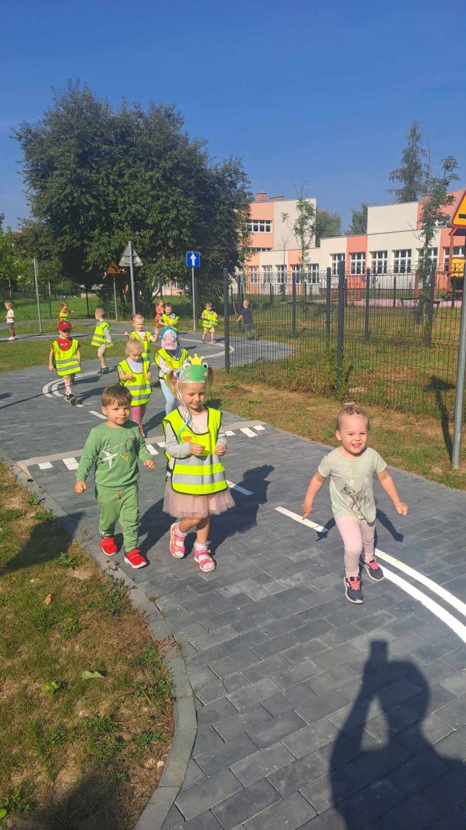 Biedronki i Żabki poznają zasady bezpiecznego poruszania się po drodze